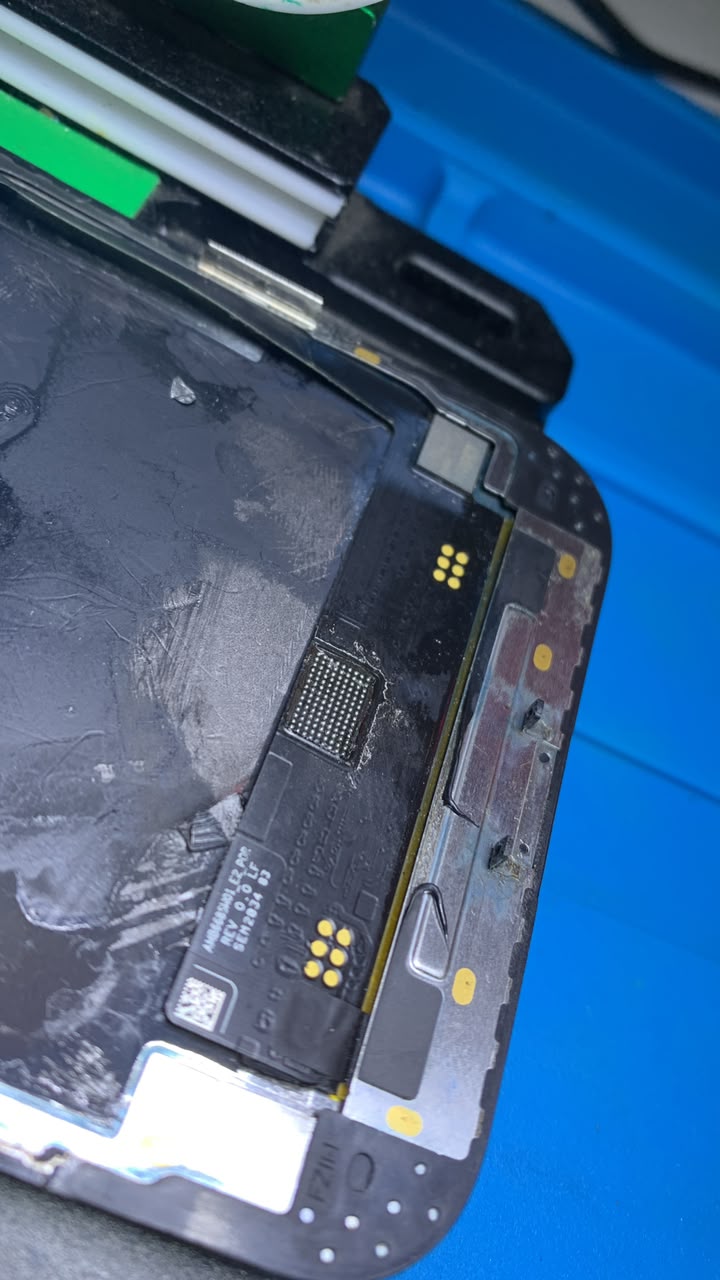 Detalle de componentes en una placa de celular