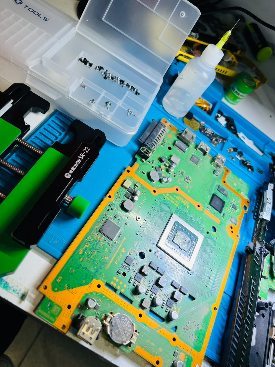 Placa electrónica de consola durante mantenimiento