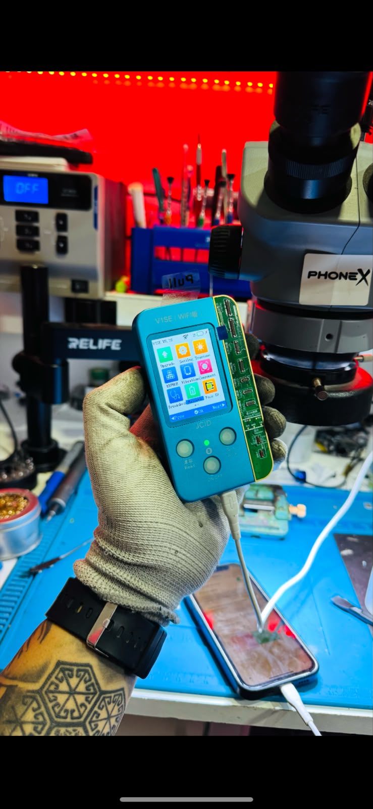 Herramienta de diagnóstico conectada a un celular