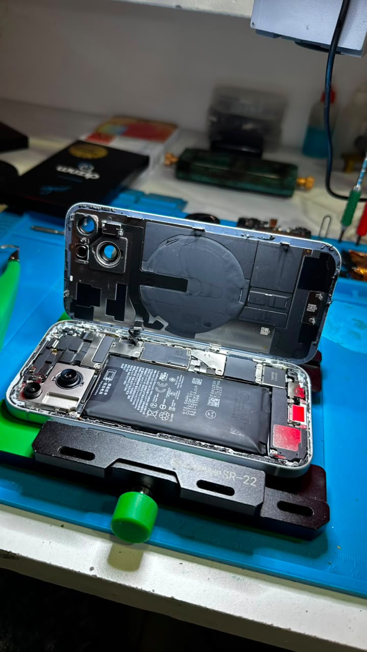 iPhone abierto sobre soporte de reparación