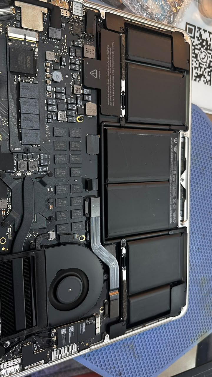 Interior de notebook durante una reparación