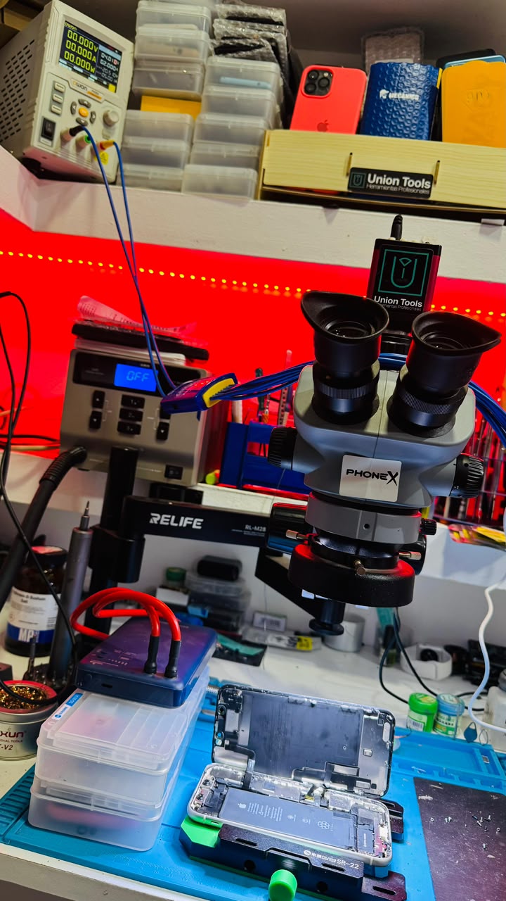 Microscopio sobre el banco de trabajo de PHONEX