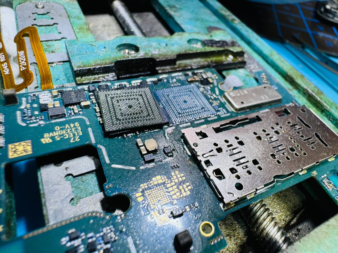 Componentes de una placa en proceso de reparación