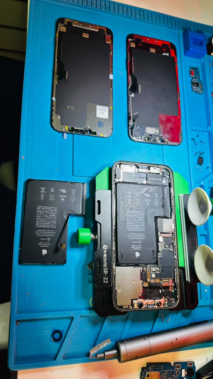 Celular abierto para revisar sus componentes internos