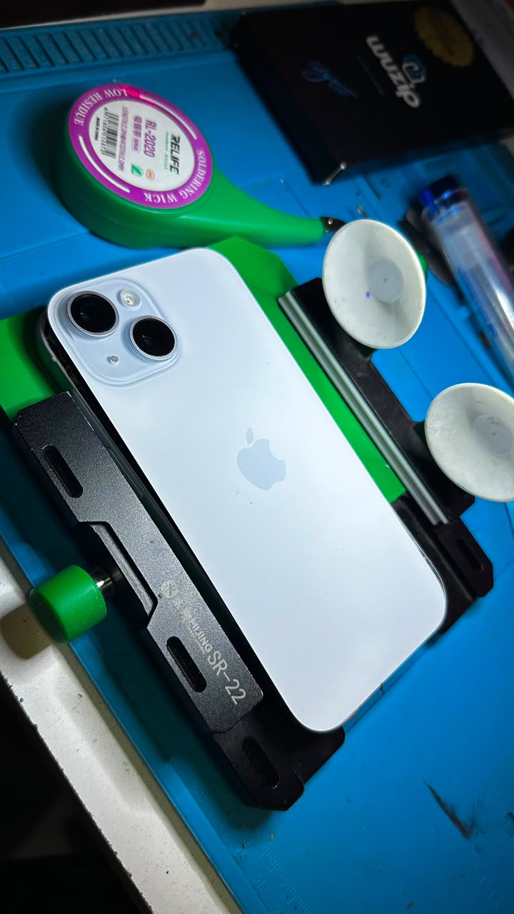 Celular sujeto en herramienta de reparación